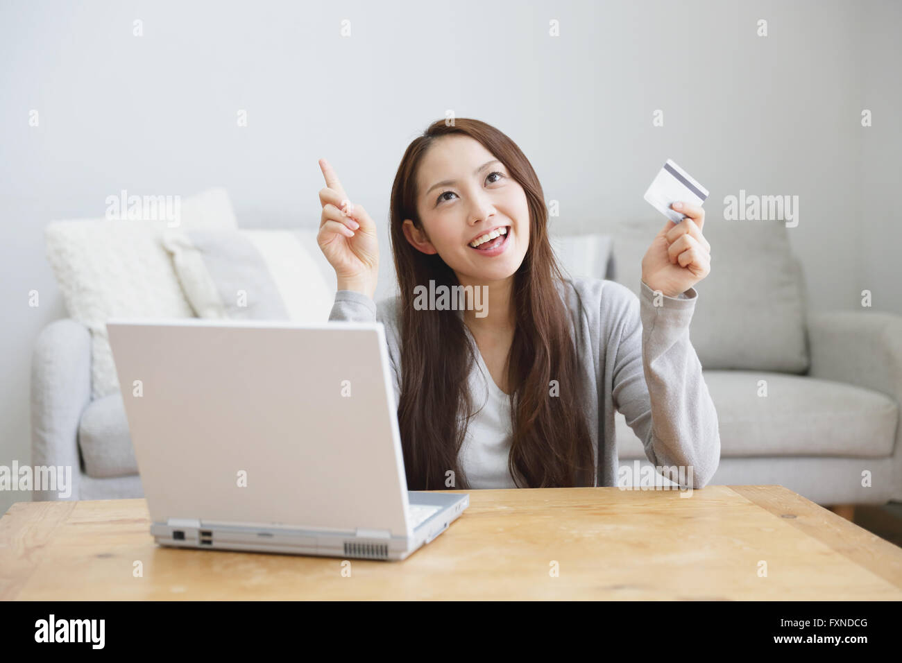 Junge attraktive Japanerin machen Online-shopping zu Hause Stockfoto