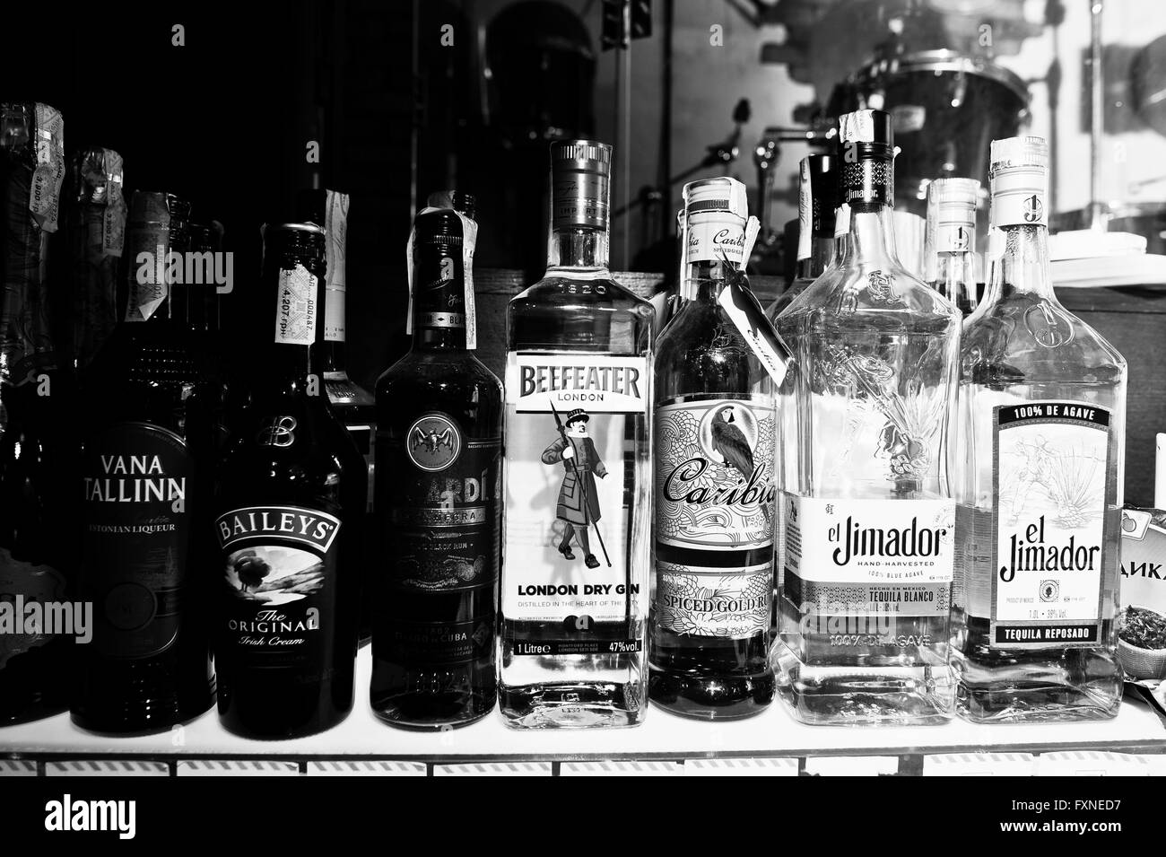 Kiew, UKRAINE - 25. März 2016: Diverse Flaschen alkoholische Getränke in der Bar. Stockfoto