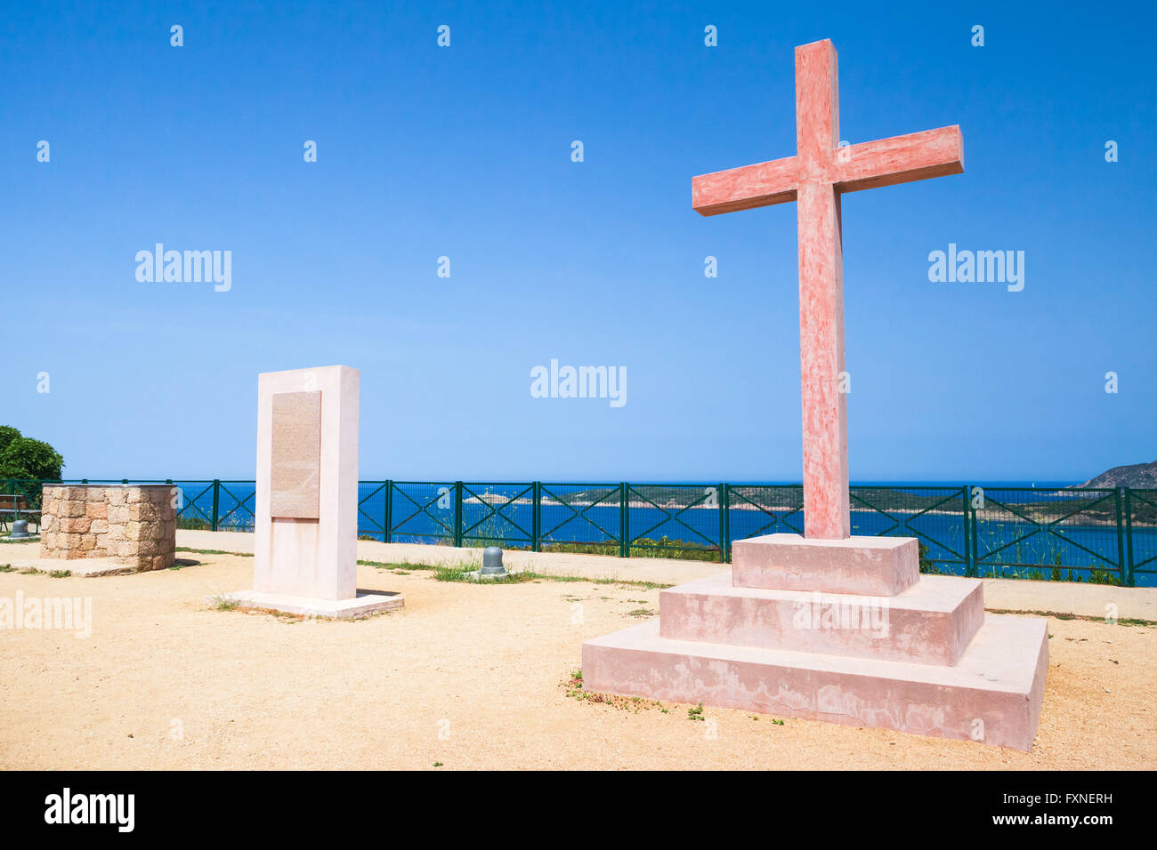 Roten Steinkreuz in der Nähe der Kirche des Heiligen Spiridon auf die französische Mittelmeer Insel Korsika. Corse-du-Sud Departement von Frankreich Stockfoto
