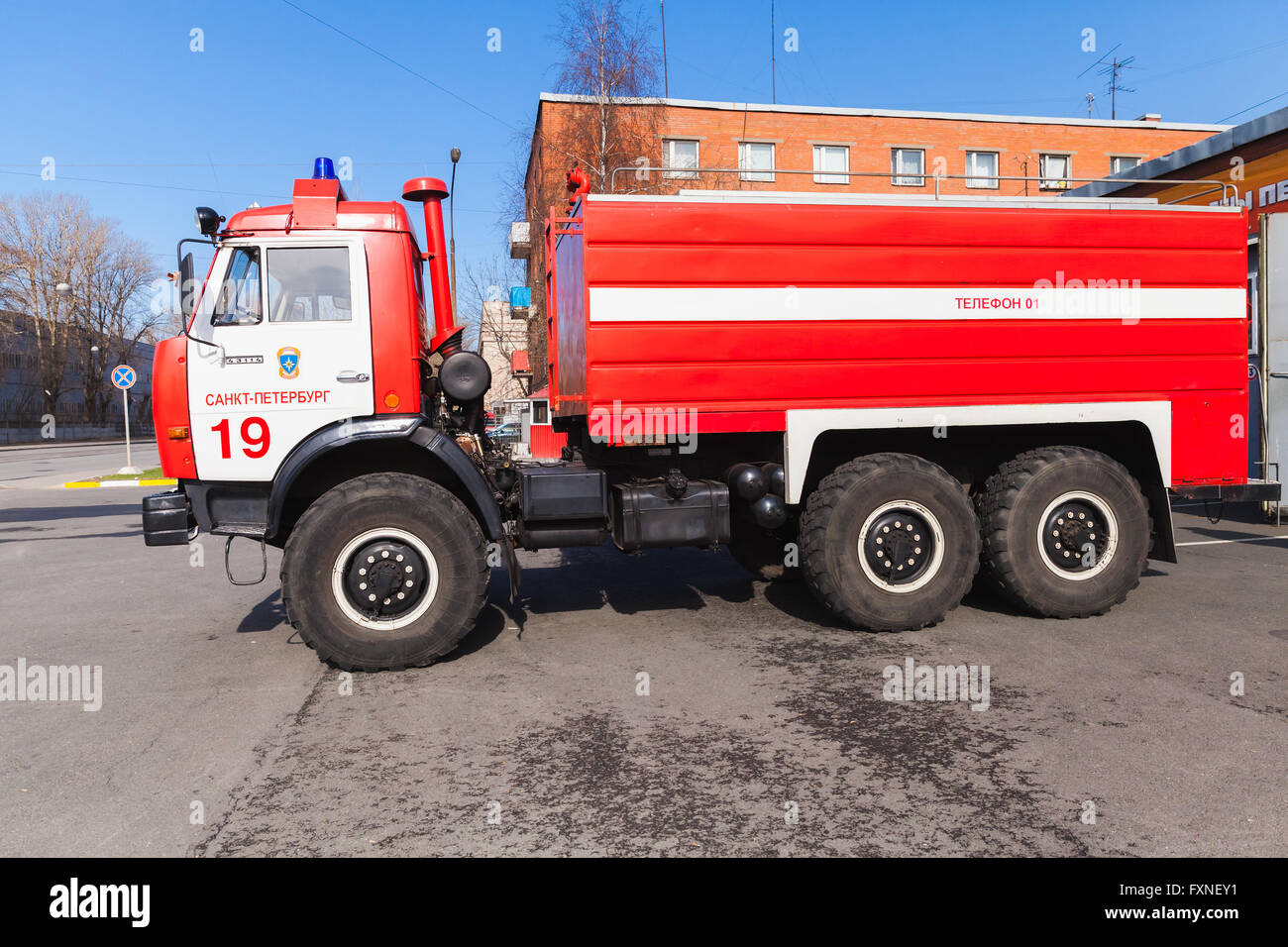 St. Petersburg, Russland - 9. April 2016: Seitenansicht des rot weiß Kamaz 43253, moderne russische Feuer LKW Modifikation Stockfoto