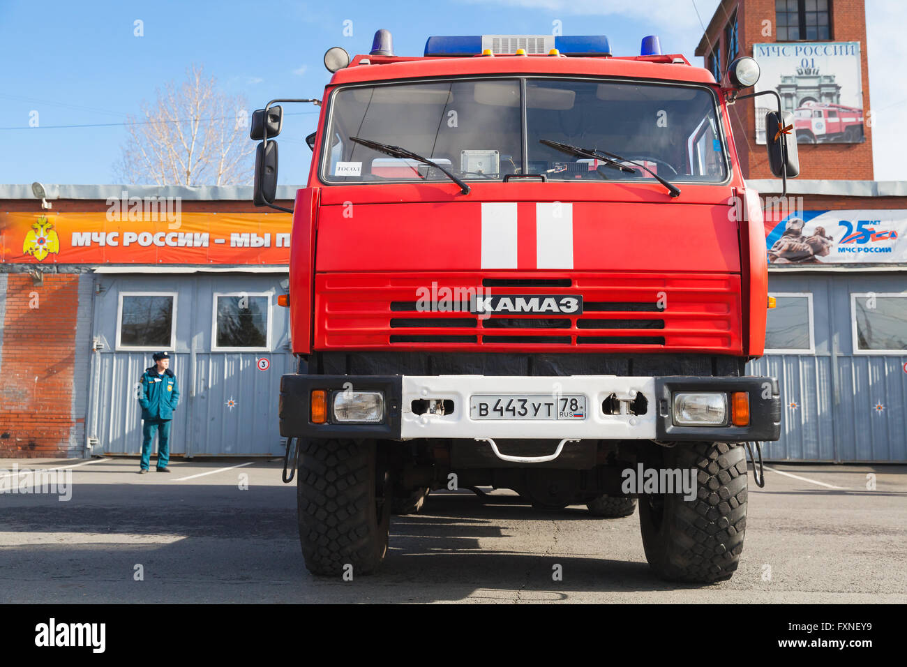 St. Petersburg, Russland - 9. April 2016: Vorderansicht 43253 Kamaz LKW als russische Feuerwehrauto Modifikation Stockfoto