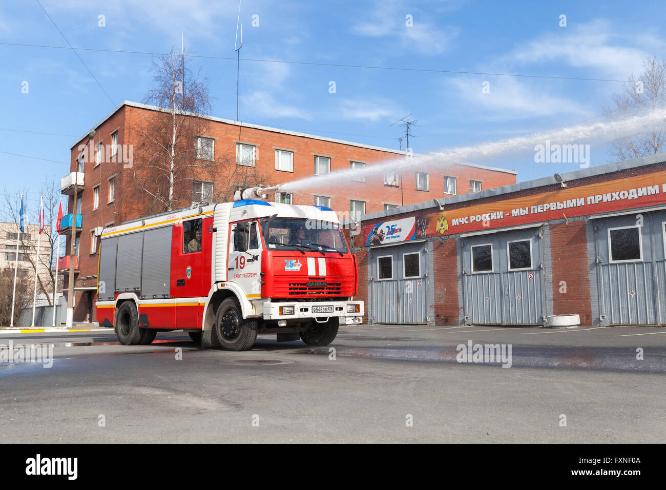 St. Petersburg, Russland - 9. April 2016: 43253 Kamaz LKW als russische Feuerwehrauto Modifikation mit einem laufenden Wasserschlauch Stockfoto