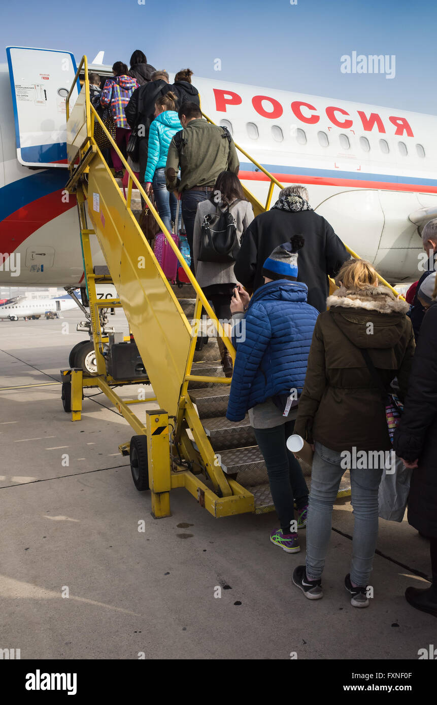 Sankt-Petersburg, Russland-5. November 2015: Landung der gewöhnlichen Passagiere in einem Flugzeug der russischen Airlines company Stockfoto