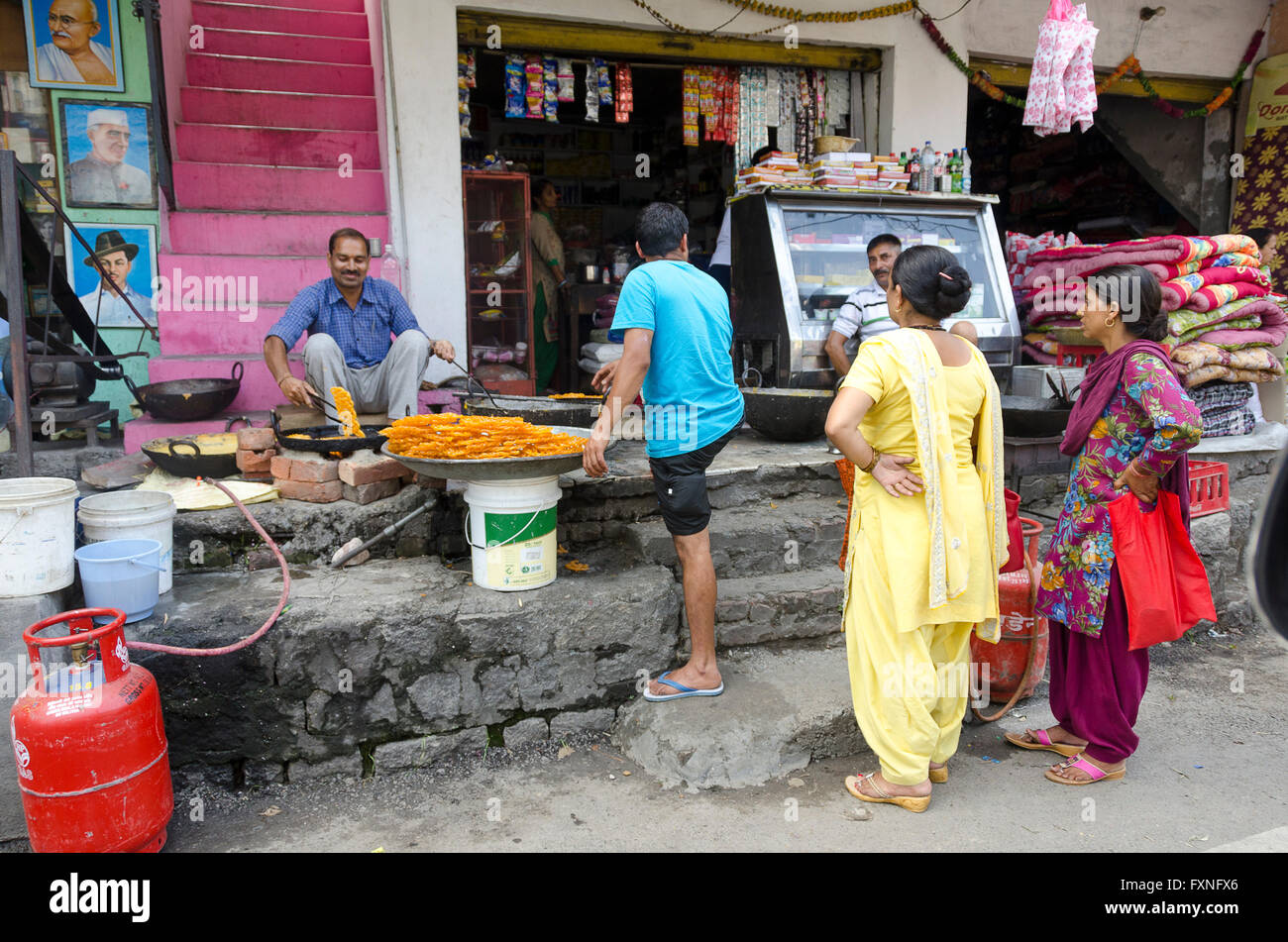 Am Straßenrand stand machen Jelabis, in der Nähe von Dharamsala Kangra Distict, Himachal Pradesh, Indien, Stockfoto