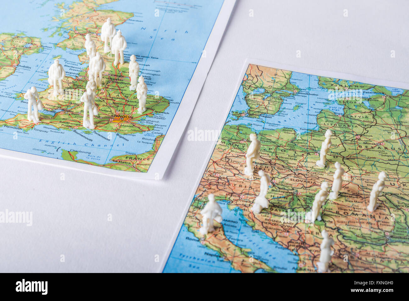Figuren von Menschen stehen auf Karten von Großbritannien und Europa, als Symbol für die Entscheidung über Austritt Stockfoto