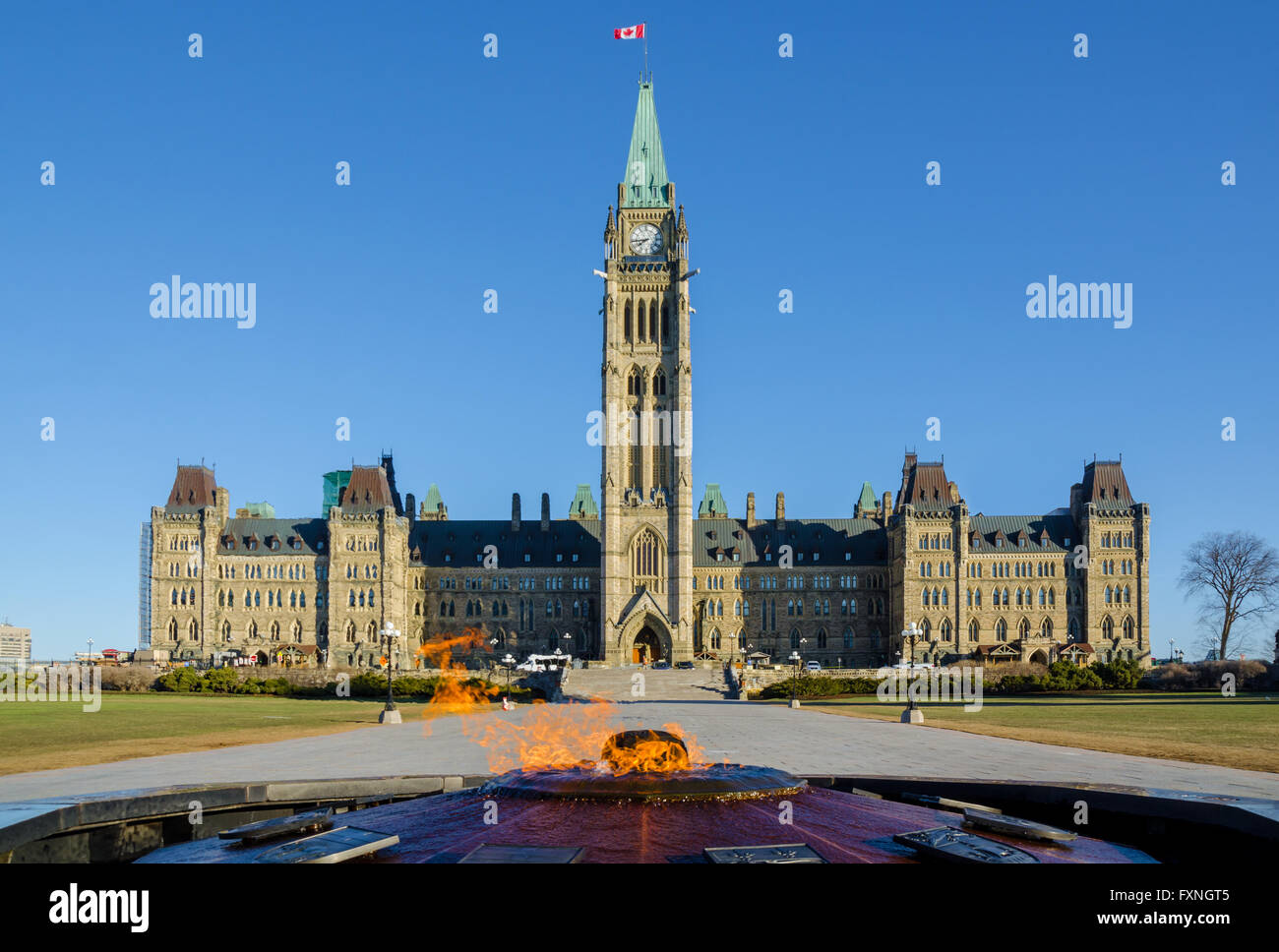 Kanadische Parlamentsgebäude in Ottawa: Center Block, Peace Tower und Centennial Flame Stockfoto