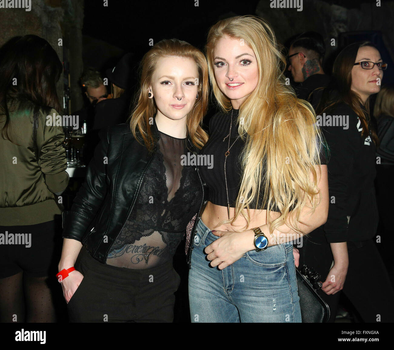Der EXITUS im Berlin Dungeon Premiere After-Party in Mitte. Mitwirkende:  Denise Ente, Josephine Welsch Where: Berlin, Deutschland bei: 16. März 2016  Stockfotografie - Alamy