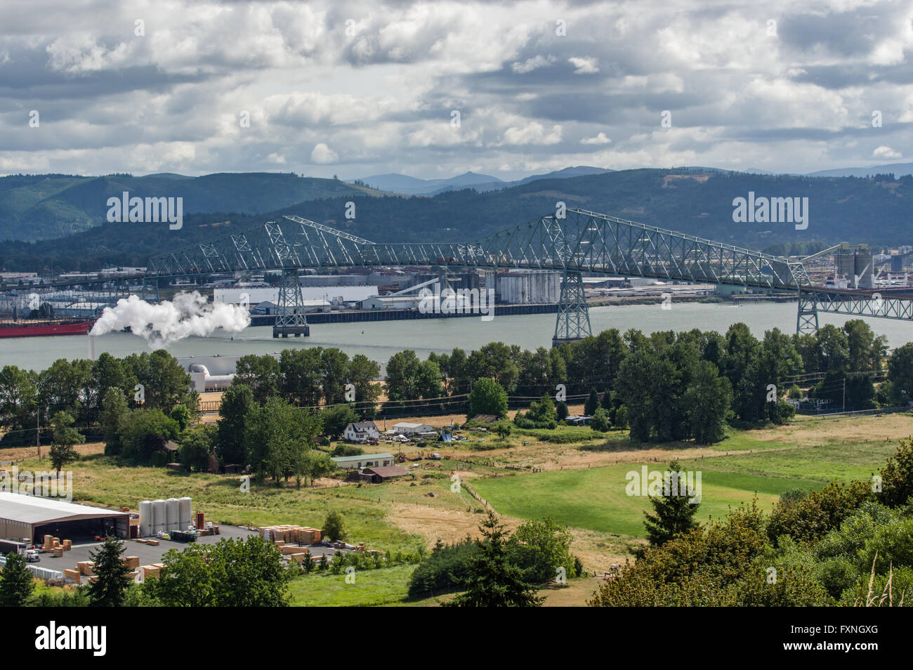 Die Lewis und Clark Bridge überquert den Columbia RIver Stockfoto