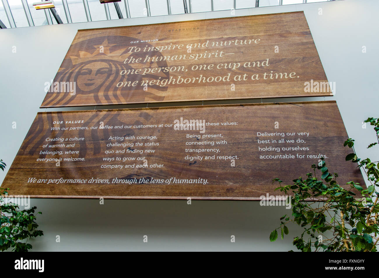 Starbucks Leitbild auf einem Schild am Starbucks Hauptsitz in Seattle, Washington Stockfoto