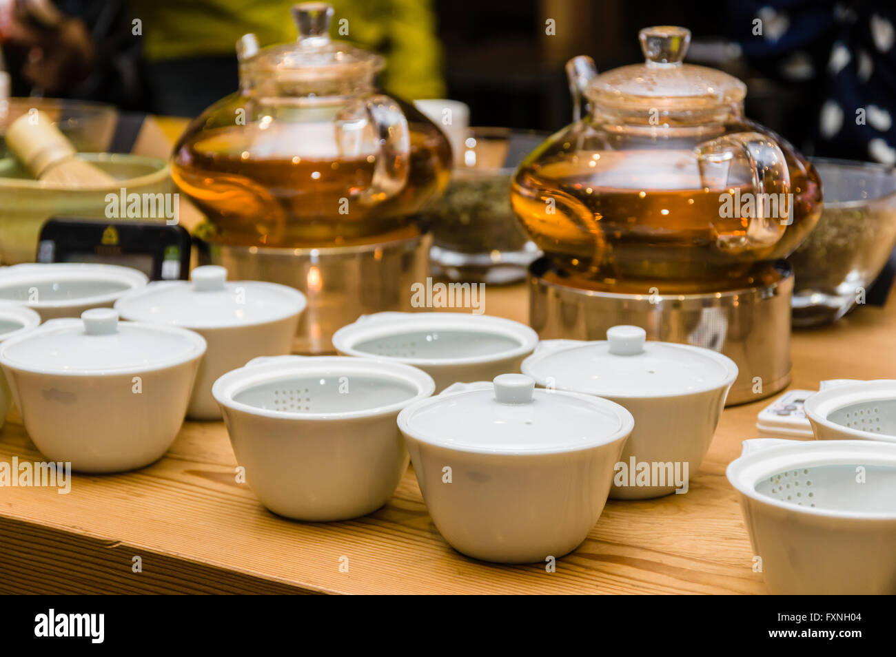 Teekannen und Tassen für Tee-Service am Teavana Sitz Seattle, Washington Stockfoto