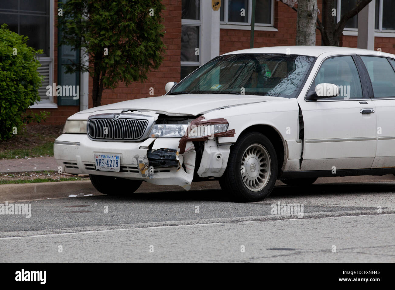 Älteres Modell Mercury Town Car mit vorderen Fahrer Seite Kollisionsschaden - USA Stockfoto