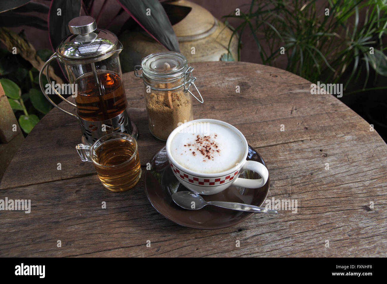 Kaffee und Tee auf Holztisch Stockfoto