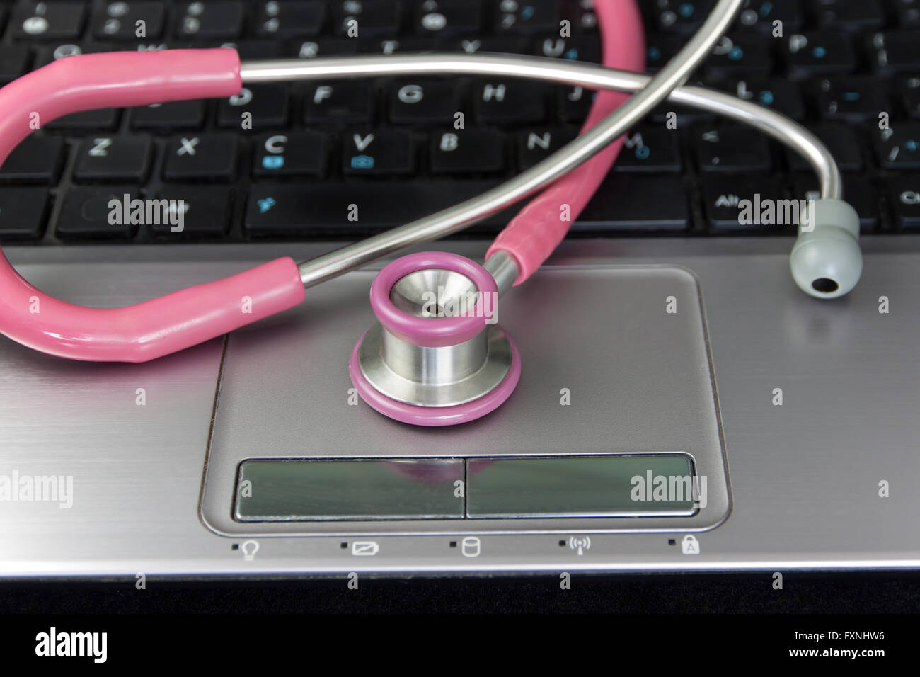 Stethoskop und Laptop.Maintaining Computer-Konzepte und Idee. Stockfoto