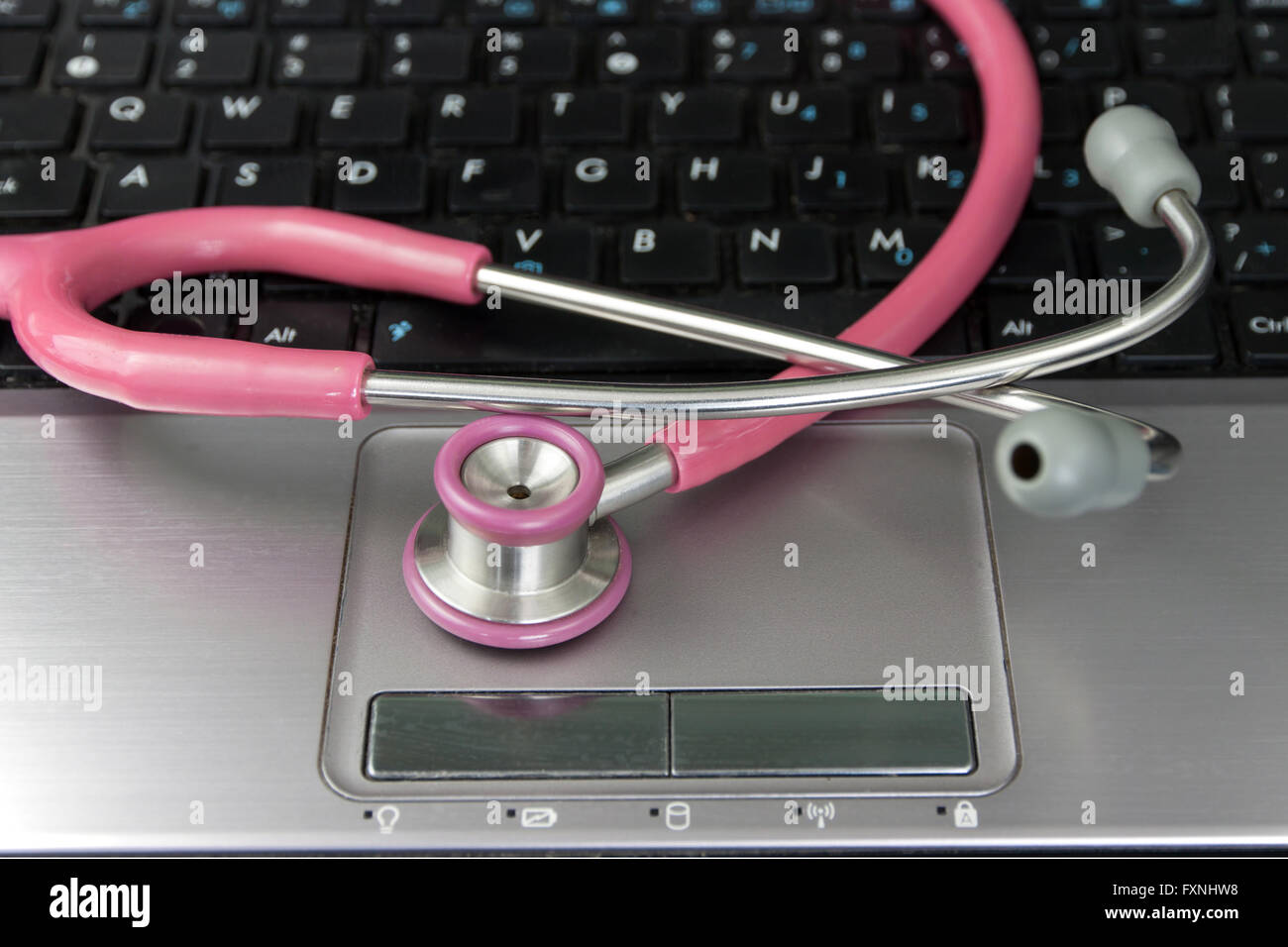 Stethoskop und Laptop.Maintaining Computer-Konzepte und Idee. Stockfoto