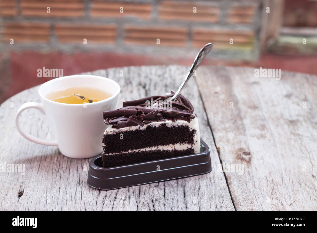Heißen Tee und Schokolade Kuchen auf Holztisch Stockfoto