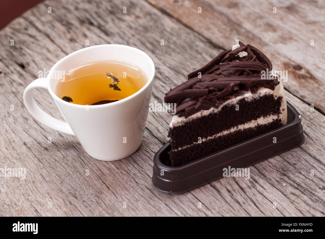 Heißen Tee und Schokolade Kuchen auf Holztisch Stockfoto