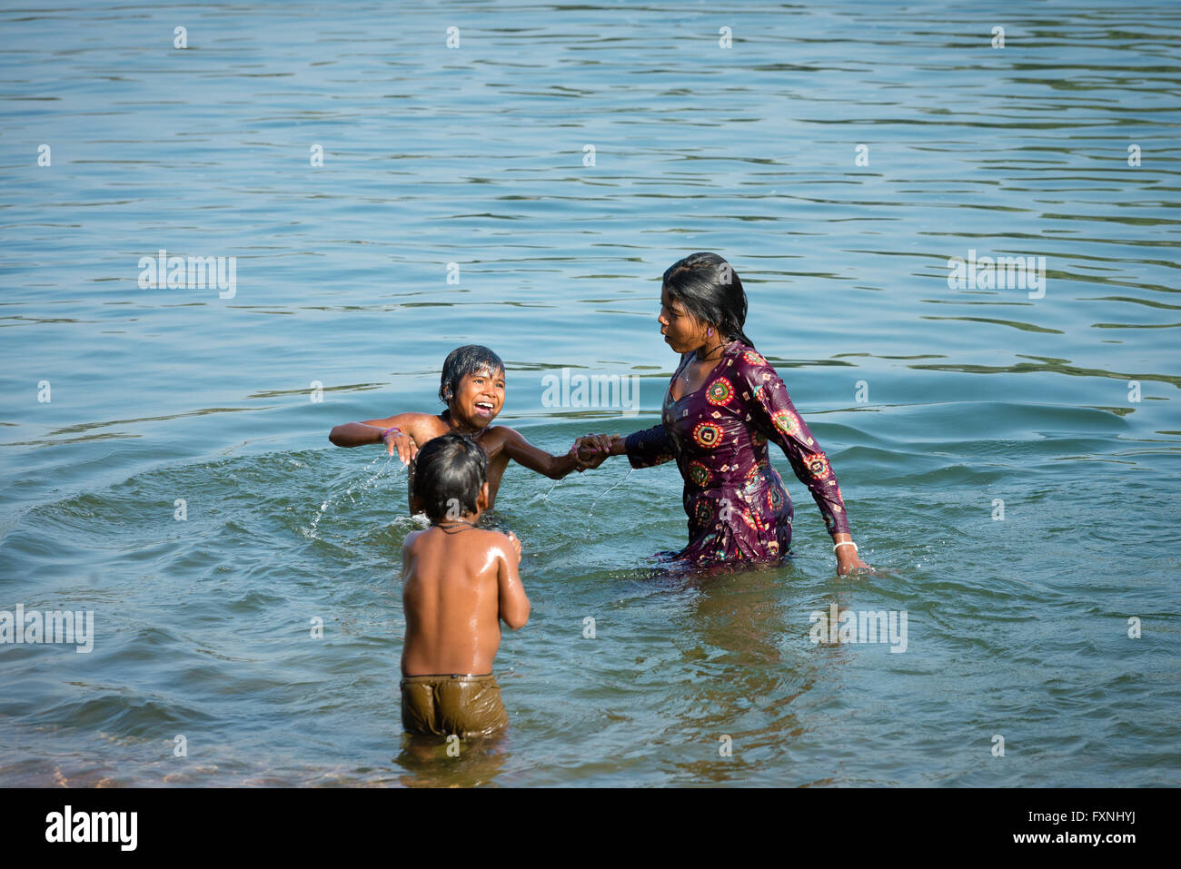 Kinder Schwimmen Im Fluss Betwa Orchha Indien Stockfotografie Alamy
