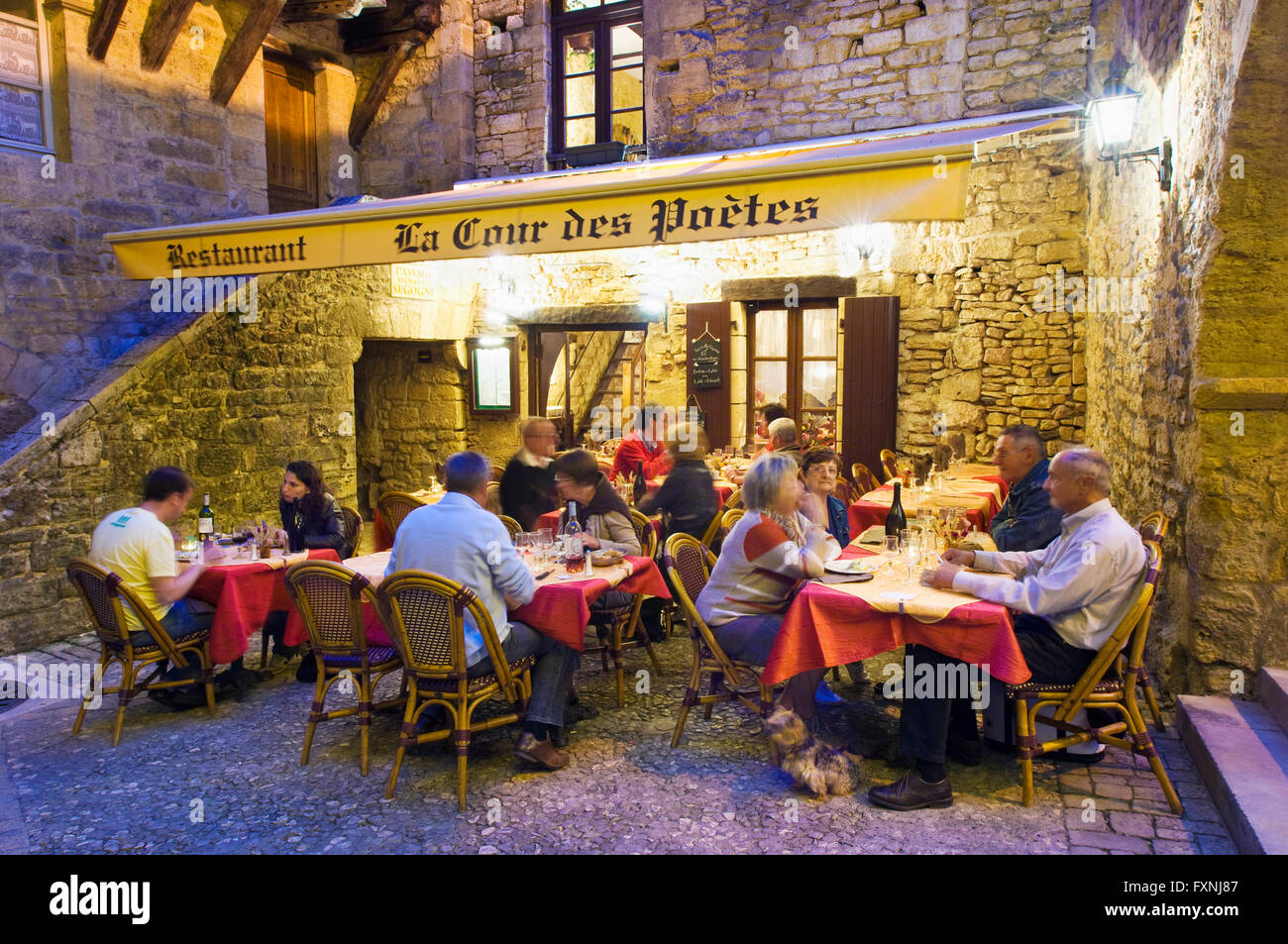 Abendessen, Abendessen vor einem Restaurant in Sarlat-la-Canéda in Südwest-Frankreich Stockfoto