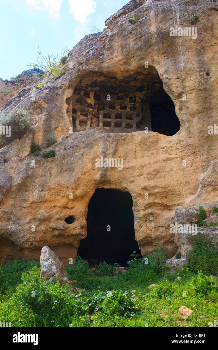 Ansicht des Villaggio Bizantino bezeichnet auch das Dorf in den Felsen, Calascibetta. Sizilien Stockfoto