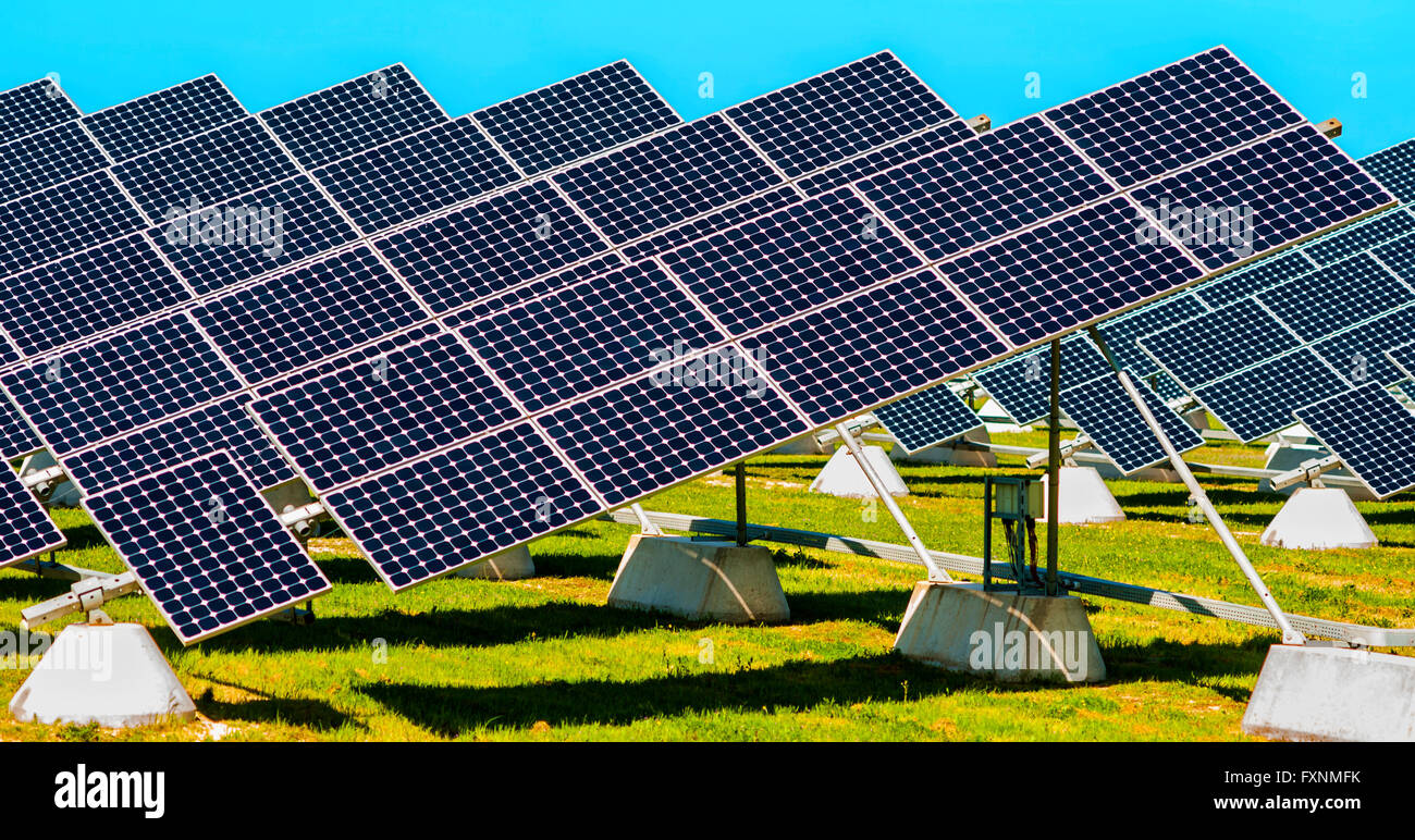 Solar-Panels platziert auf einer Wiese Landschaft Apuliens Stockfoto