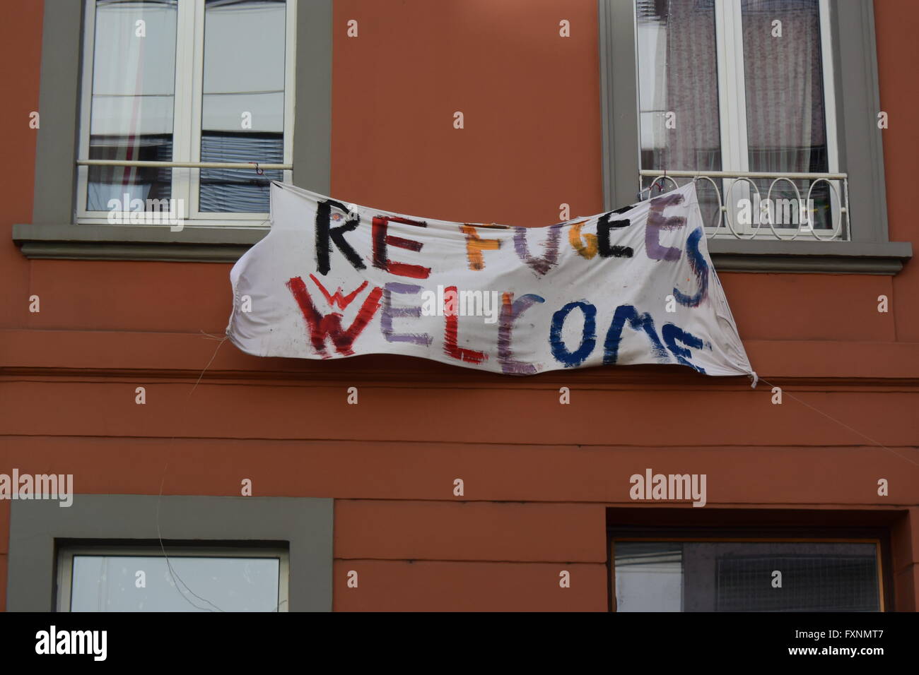 Flüchtlinge-Willkommens-Poster an einem Gebäude in Bonn, Deutschland Stockfoto