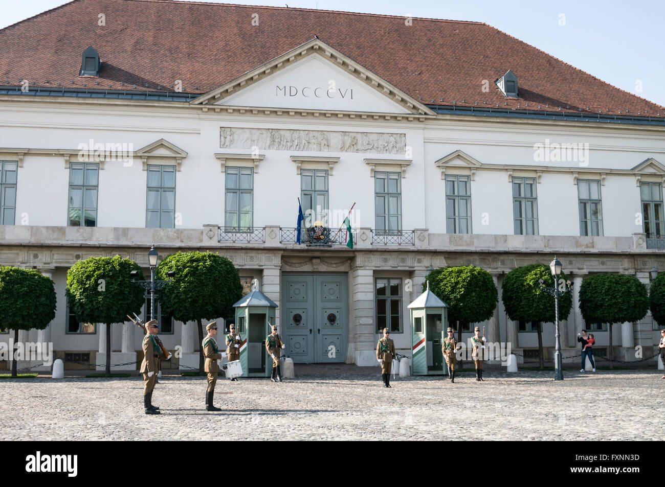 Die Wachablösung am Sándor Palast (Ungarisch: Sándor-Palota) am Szent György Tér (St.-Georgs Platz) auf der Budaer Burg Stockfoto