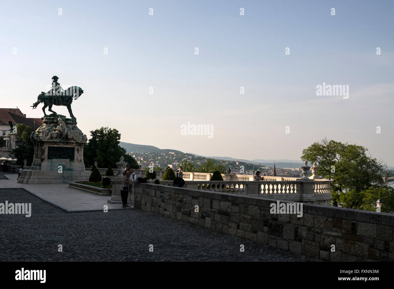 Die Reiterstatue des Prinzen Eugen von Savoyen steht auf der Donauterrasse vor dem ehemaligen Königspalast, dem heutigen Ungarn Stockfoto