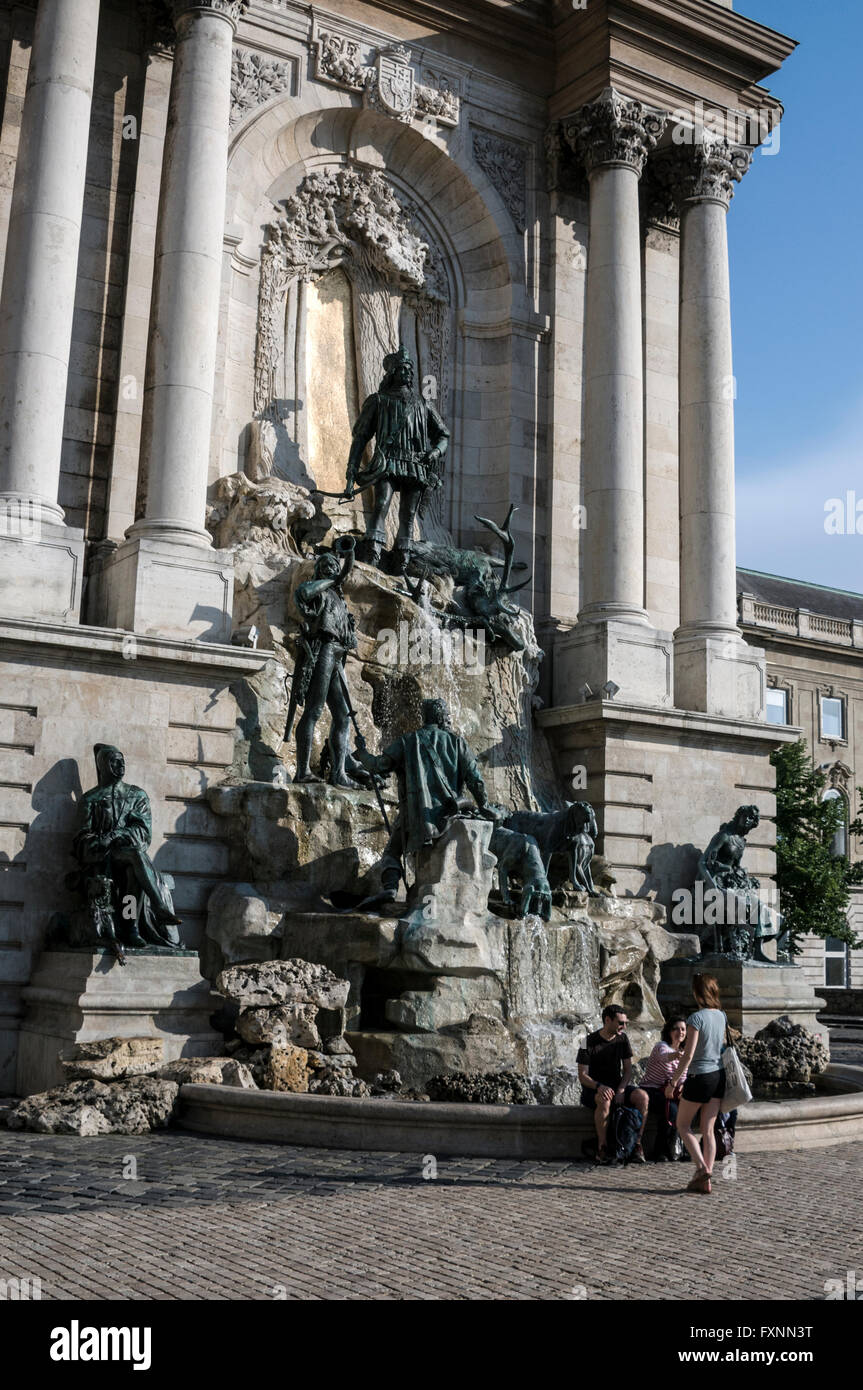 Der Matthias-Brunnen im ehemaligen Königspalast ist heute die Ungarische Nationalgalerie auf dem Burgberg in Budapest, Ungarn. Stockfoto