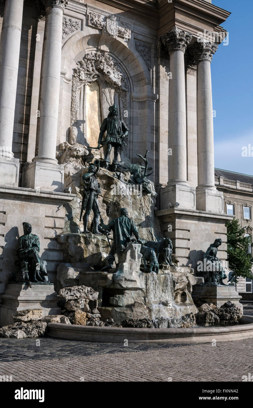 Der Matthias-Brunnen im ehemaligen Königspalast ist heute die Ungarische Nationalgalerie auf dem Burgberg in Budapest, Ungarn. Stockfoto