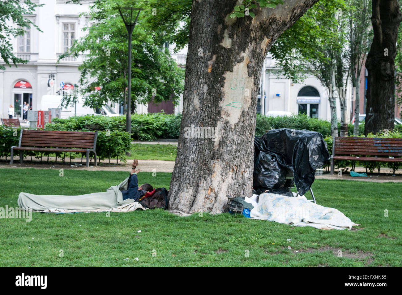 Eine kleine Gruppe von obdachlosen Menschen der Straße in einem Park im Zentrum von n Budapest, Ungarn. Stockfoto