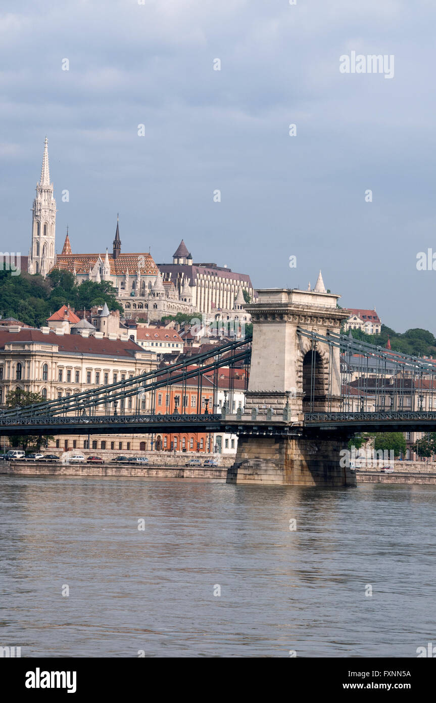 Skyline der Donau, der Kirchturm von Matthias und die Széchenyi Kettenbrücke in Budapest in Ungarn. Die Kette Stockfoto