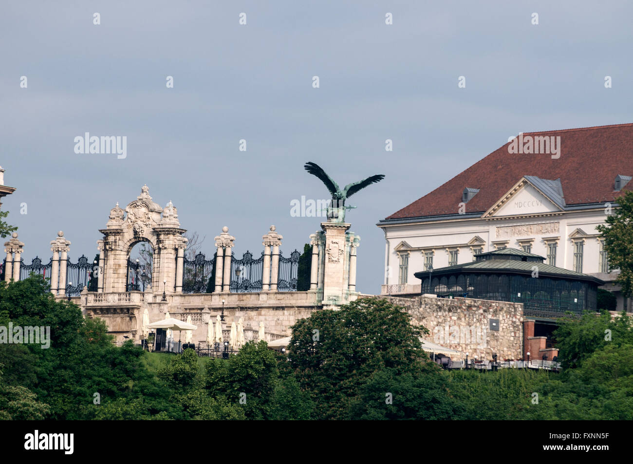 Eine Statue des Turul (ungarischer Vogel) auf dem Budaer Burgberg in Budapest, Ungarn. Der Turul ist der wichtigste Vogel im Stockfoto