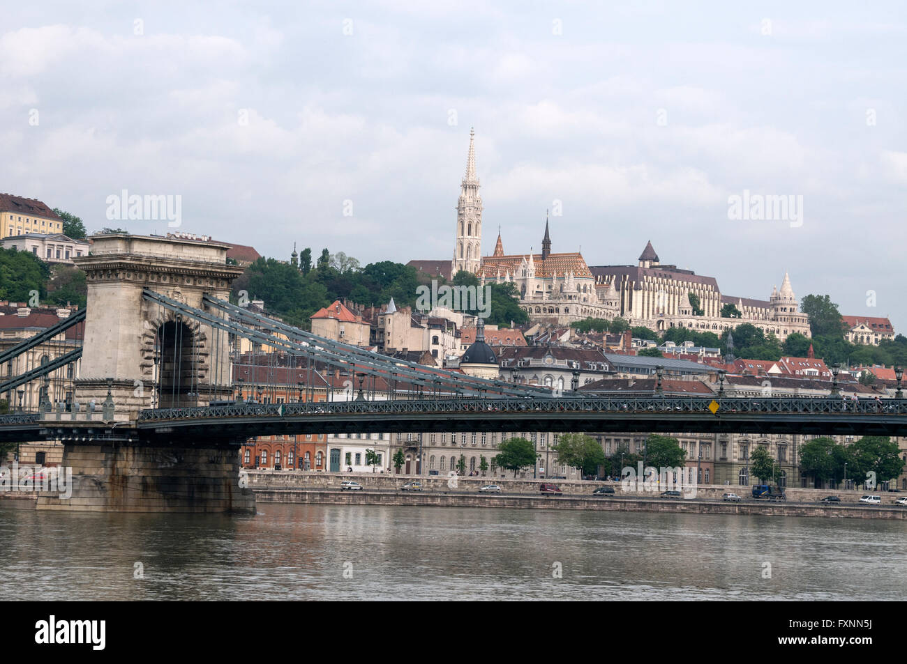 Skyline der Donau, der Kirchturm von Matthias und die Széchenyi Kettenbrücke in Budapest in Ungarn. Die Kette nach Stockfoto