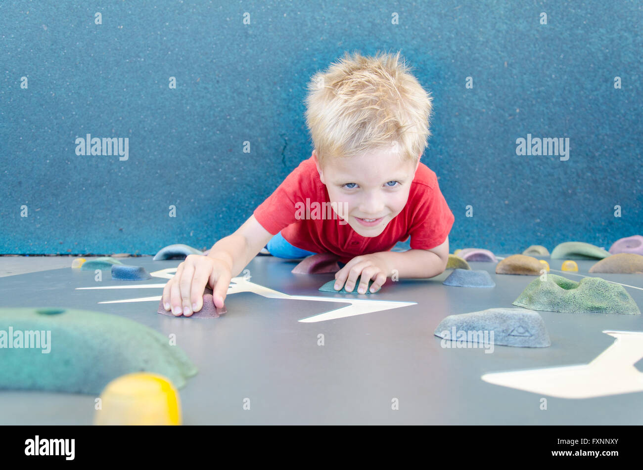 Kind an einer Kletterwand in einem park Stockfoto