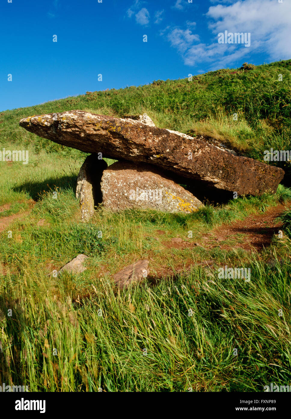 Suchen SE, im Inland/bergauf auf Erde-schnell Schlussstein des Königs Quoit neolithische Grabkammer, Manorbier, unterstützt durch 2 Rand-Set mit Steinen N Ende. Stockfoto