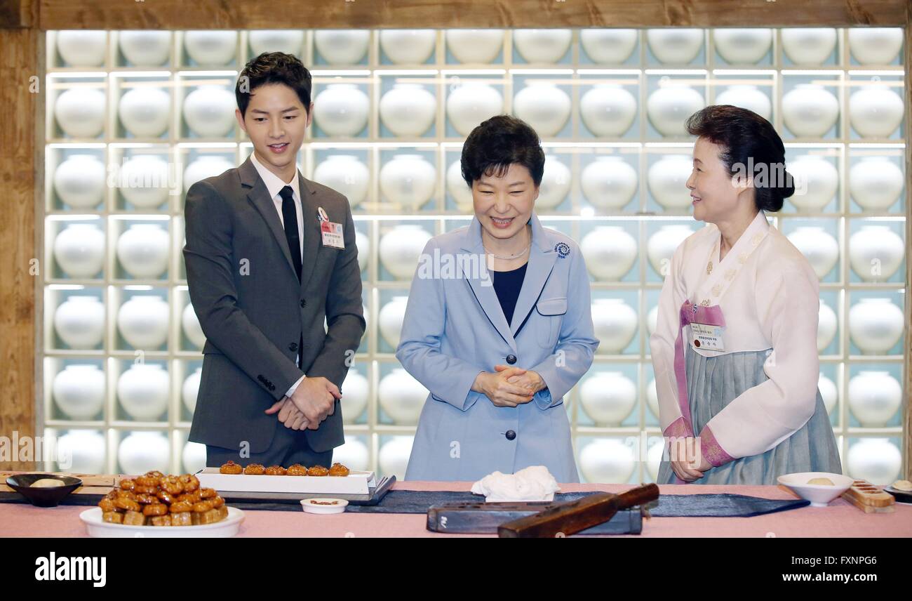 Südkoreanischen Präsidenten Park Geun-Hye, Center und Schauspieler Song Joong-Ki, links, Tour der neuen K-Stil-Hub, ein koreanisches Essen-thematische Promotion Center 11. April 2016 in Jung-gu, Seoul, Südkorea. Stockfoto