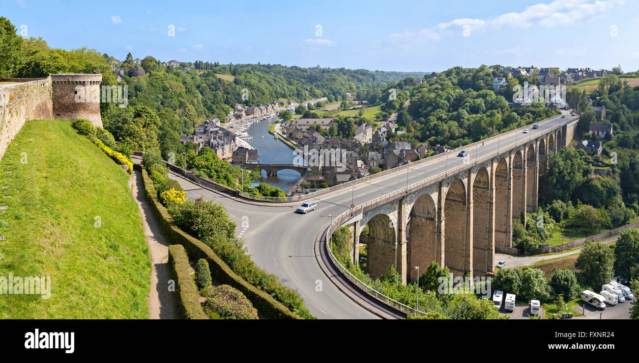 Panoramablick auf Viaduc de Dinan über La Rance Fluss und Hafen von Dinan, Bretagne, Frankreich Stockfoto