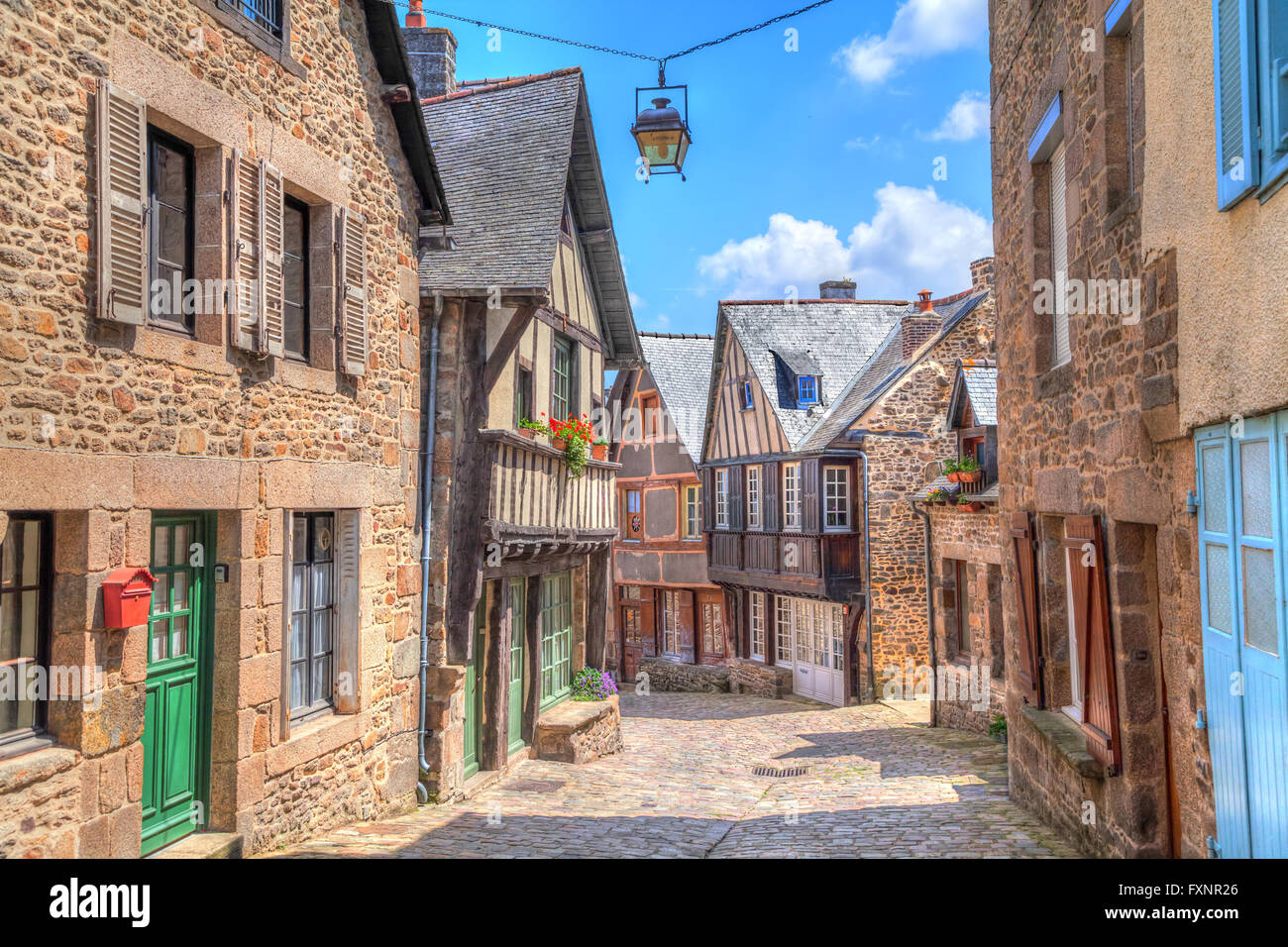 Schmale Straße mit alten traditionellen Häuser in Histoical Teil von Dinan, Bretagne, Frankreich Stockfoto