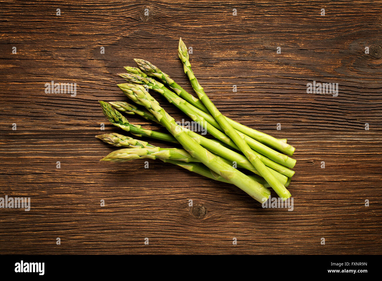 Frischer Spargel auf hölzernen Hintergrund Overhead schießen Stockfoto