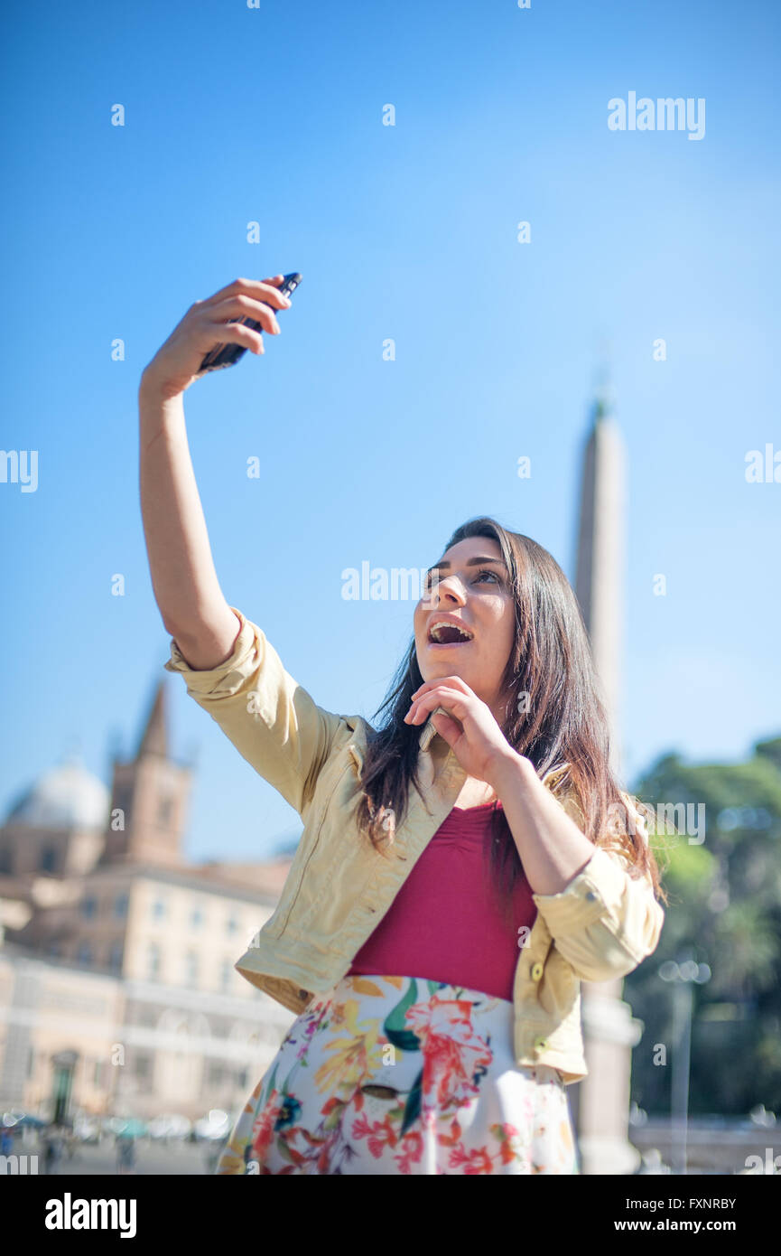 Junge Touristen Frau Selfie Aufnahme mit Handy in Roms Platz Stockfoto