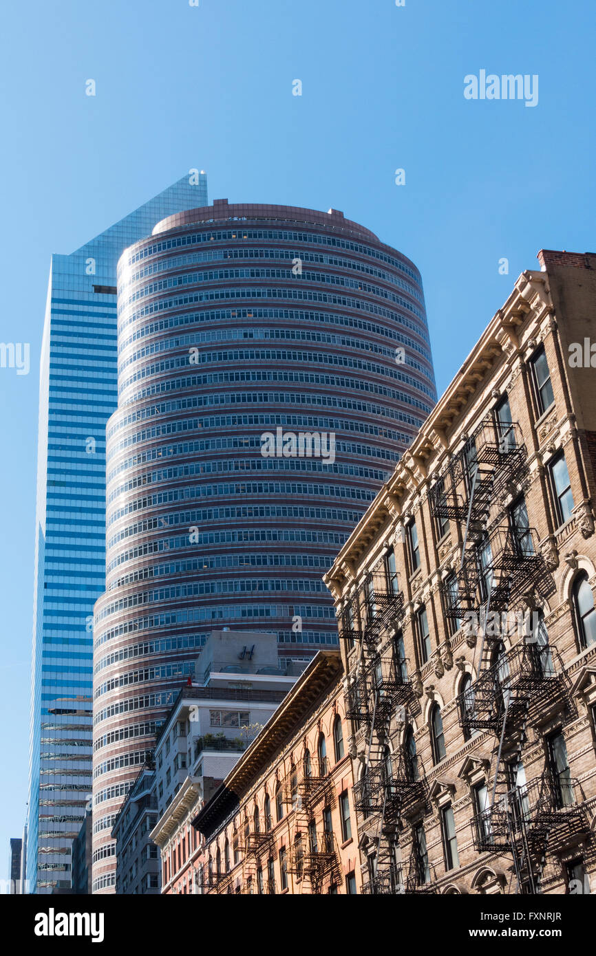 Kontrastierenden Stile der Architektur entlang einer Straße n Lower Manhattan Stockfoto