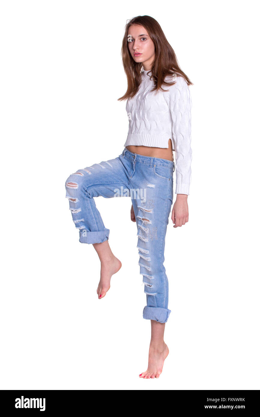 Hübsche junge Frau posiert in blauen Jeanse barfuß Stockfoto