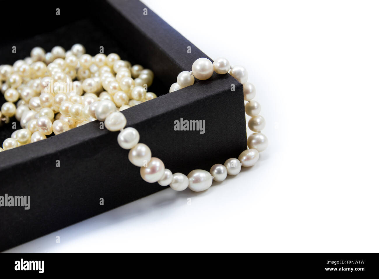 Perlenkette aus der box Stockfoto