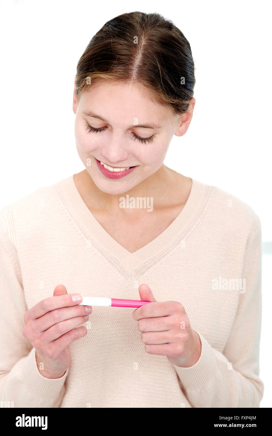 -MODELL VERÖFFENTLICHT. Frau Holding Schwangerschaftstest. Stockfoto