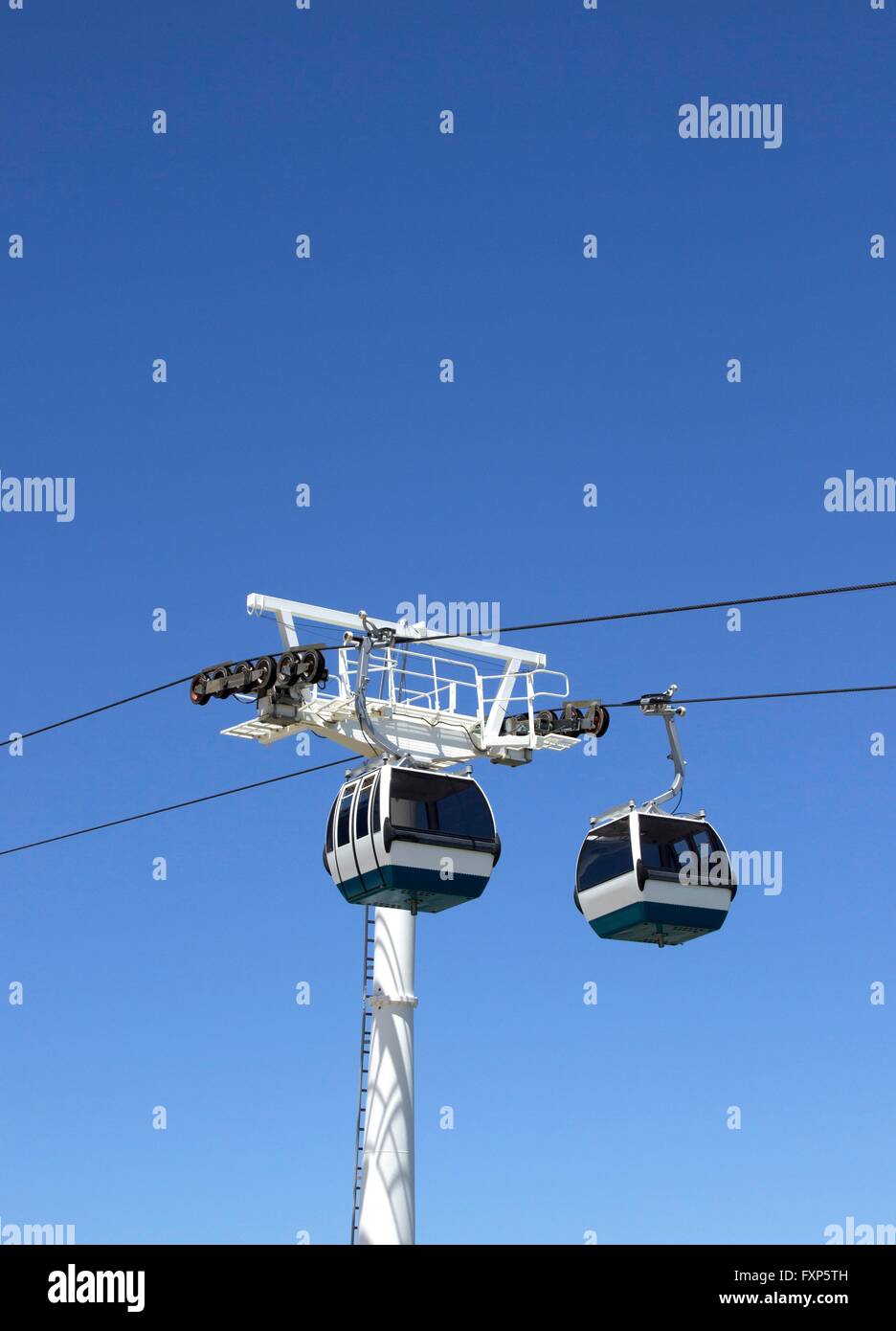 Seilbahnen vor blauem Himmel. Stockfoto