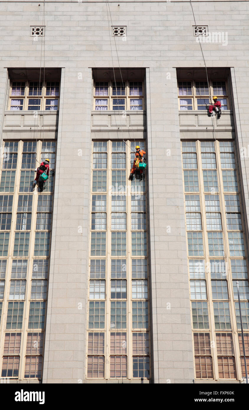 Fensterputzer am Gebäude, Wale Street, Kapstadt, Südafrika suspendiert. Stockfoto