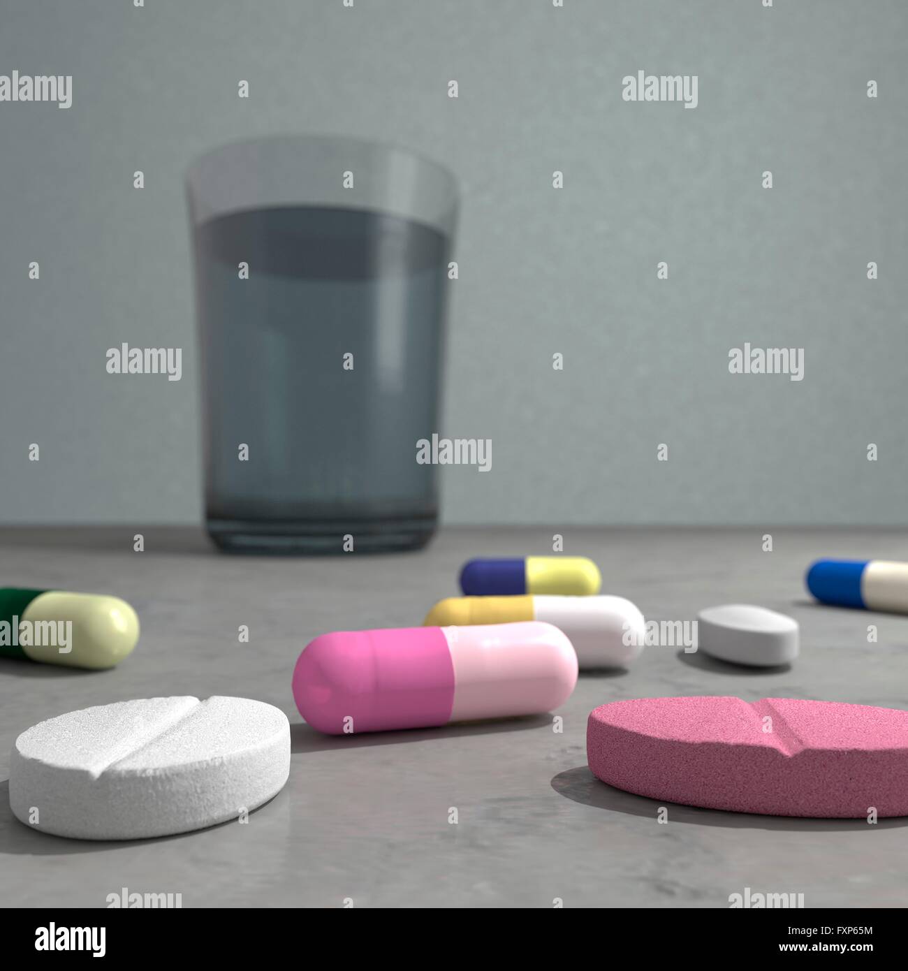Darstellung der verschiedenen Tabletten und ein Glas Wasser. Stockfoto