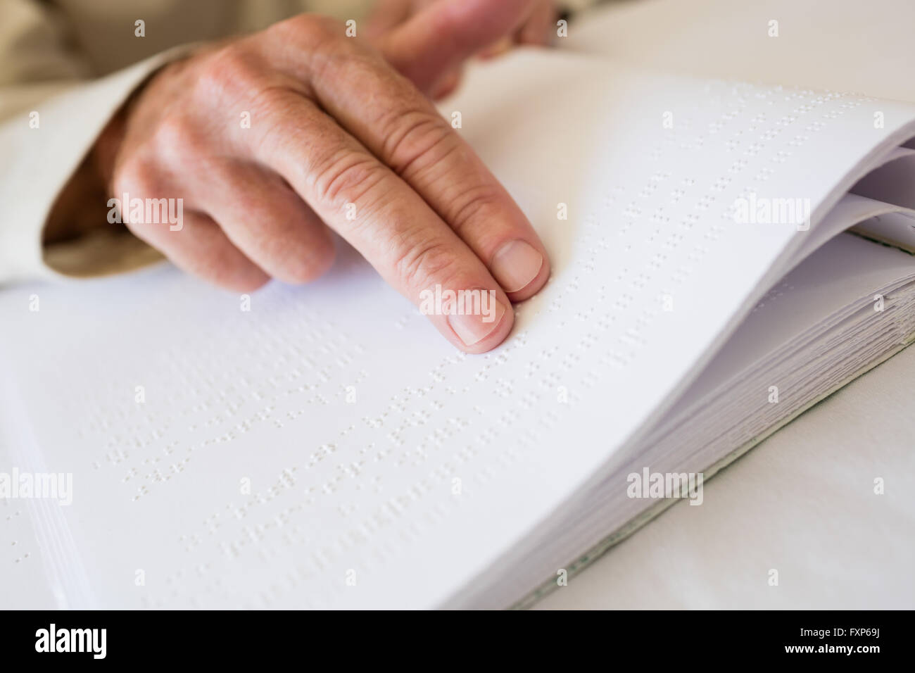 Ältere Frau mit Blindenschrift lesen Stockfoto