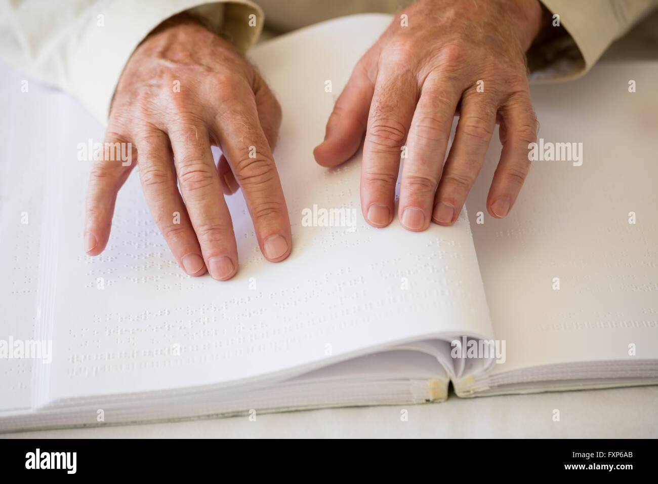 Senioren Blinde mit Blindenschrift lesen Stockfoto