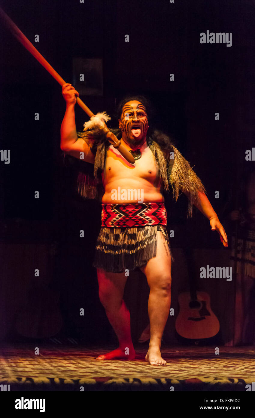Maori indigenen kulturellen Traditionen: Ein Krieger mit einem traditionellen Haka Tanz, Rotorua, North Island, Neuseeland Stockfoto